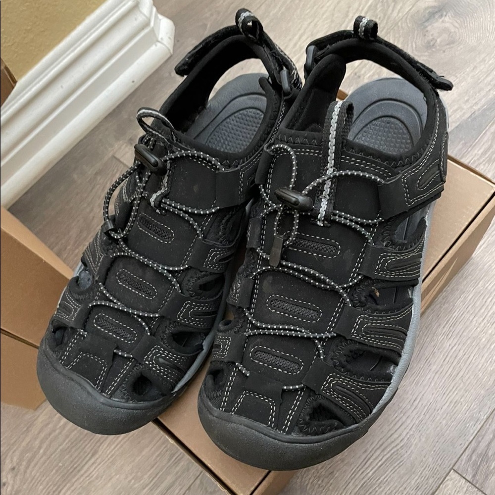 Denali Size 8 Black water/river shoes